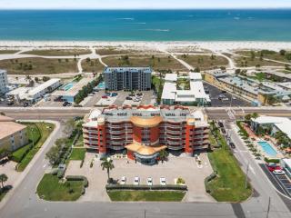 Spacious 2BR Oasis Steps to Treasure Island Beach - 7