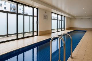 2BR CBD Modern Retreat - Pool, Gym & Free Parking - 8