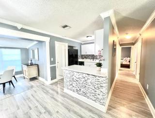 Spacious and Luxurious Villa - Large Fenced Backyard - 0