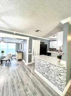 Spacious and Luxurious Villa - Large Fenced Backyard - 5