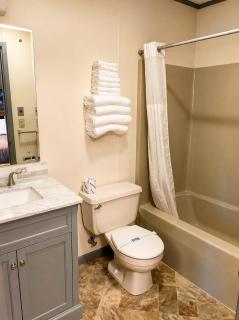 Room 23-2 Queen Suite-Woodland Motor Lodge - 7