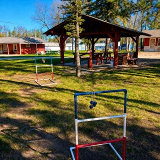Room 23-2 Queen Suite-Woodland Motor Lodge - 1
