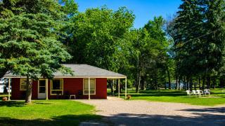 Room 12-2 Queen Suite-Woodland Motor Lodge - 1