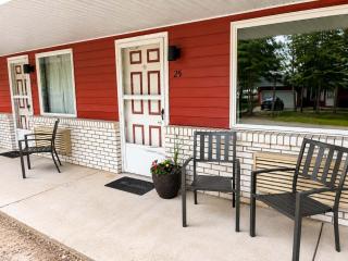 Room 25-2 Queen Suite -Woodland Motor Lodge - 5
