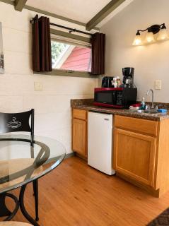 Room 15-1 Queen Suite-Woodland Motor Lodge - 7