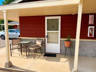 Room 15-1 Queen Suite-Woodland Motor Lodge - 5