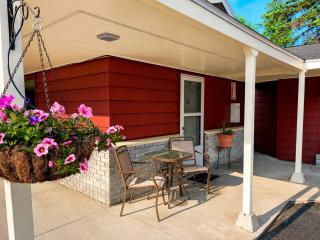Room 15-1 Queen Suite-Woodland Motor Lodge - 3