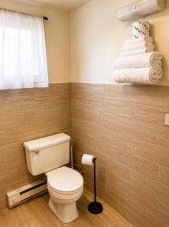 Room 18-1 Queen Suite-Woodland Motor Lodge - 7