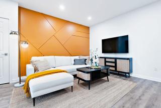 New 2-Bedroom Suite Walk to the Falls Parking & Sleeps 4 - 8