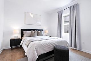 New 2-Bedroom Suite Walk to the Falls Parking & Sleeps 4 - 6