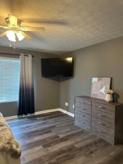 Modern Cozy Retreat Close to Downtown & Midtown - 3