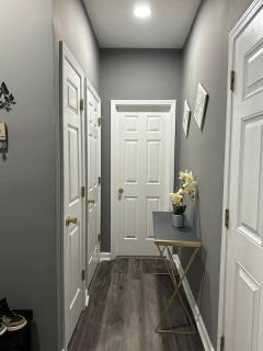 Modern Cozy Retreat Close to Downtown & Midtown - 1
