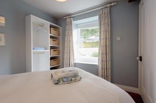Jeff's Cottage, Heart of Honley, Sleeps 5 - 6