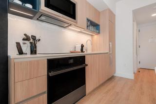 1608 Bright 2BR with Skyline Views a Pool and 24h Gym in Downtown Miami - 4