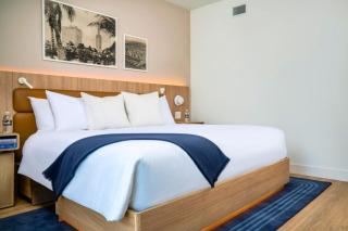 1608 Bright 2BR with Skyline Views a Pool and 24h Gym in Downtown Miami - 1