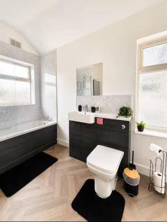 Modern 3-Bed Birmingham House with Parking, Perfect for Contractors, Near Local Shops, Cafés & Pubs - 5