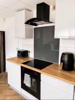 Modern 3-Bed Birmingham House with Parking, Perfect for Contractors, Near Local Shops, Cafés & Pubs - 8