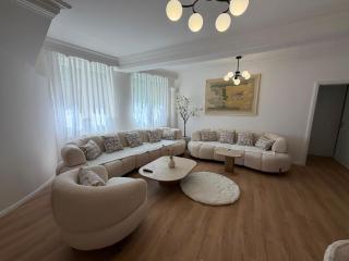 Luxury 3BDR Apartment in Center - 4