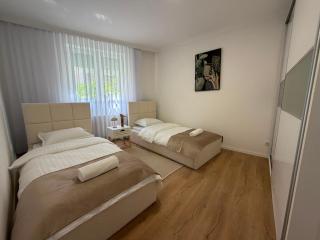 Luxury 3BDR Apartment in Center - 3