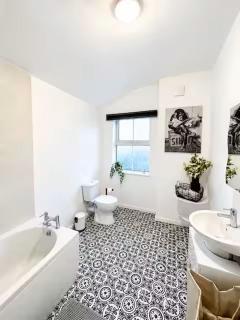 Sleek 3BR Home with Free Parking, Fast Wi-Fi & Great Transport Links - 6