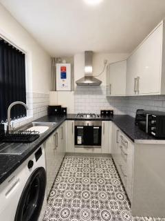 Contemporary 3BR Home with Fast WiFi & Excellent Road Links to M42 and M5 - 9
