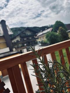 Sunny Alpine Apartment - Balcony & Mountain View - 2