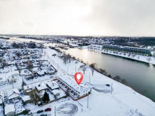Family-Friendly Waterfront 3-Bedroom House Sleeps 8 - 9