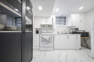 Cozy Calm & Private 1-Bedroom Basement Suite with Parking - 8