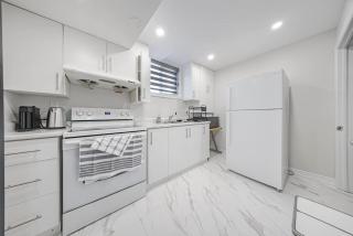 Cozy Calm & Private 1-Bedroom Basement Suite with Parking - 7