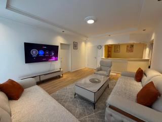 Luxury 3BDR Apartment in Center - 9