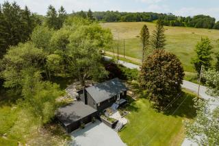 Stonebridge Hideaway - Enchanting 3 Bedroom Cabin - 1