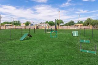 District West 2BR near shopping & dining - 8