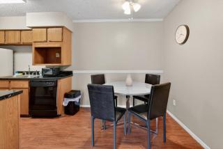 District West 2BR near shopping & dining - 7