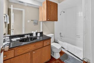 District West 2BR near shopping & dining - 5