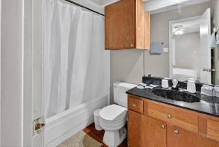District West 2BR near shopping & dining - 2