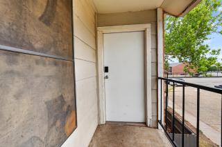 District West 2BR near shopping & dining - 1