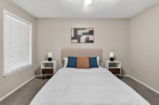 District West 2BR near shopping & dining - 2