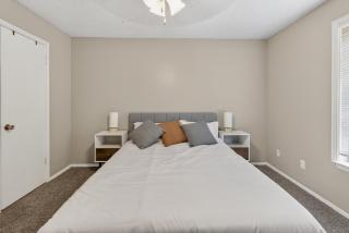 District West 2BR near shopping & dining - 4