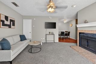 District West 2BR near shopping & dining - 9