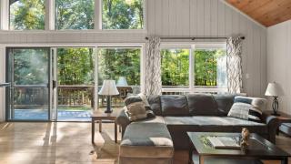 Stowe Woods Chalet - Hot Tub Fam-Friendly & Cozy - 2