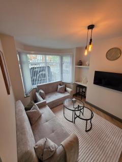 New-4 Bed-Sleeps 6-Free Parking-Wi-Fi-BHX-NEC-HS2 - 1