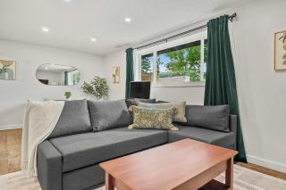 Urban Hideaway Walk to Shops 3BR 8px - 7