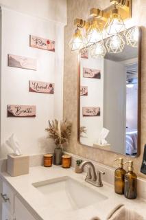 Stylish Tempe Stay Swimming Pool, King Bed! - Apartment - 1