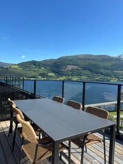 Lake & mountain views - Luxury penthouse - Free parking - 3