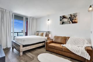 Elegant High Floor Studio Balcony Near Ocean 2910 - 0