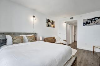 Elegant High Floor Studio Balcony Near Ocean 2910 - 2