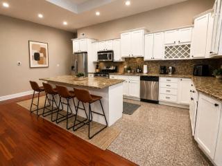 McCormick Meetup - Prime Location - Sleeps 16 - 2