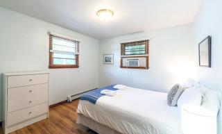 Adorable 3 Bedroom Beach House - Walking Distance - 2