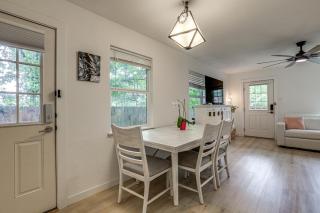 Quaint Houston Bungalow w/ Private Yard - 6
