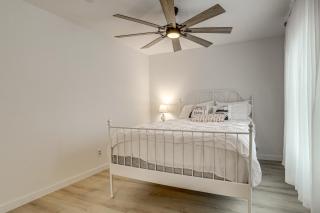 Quaint Houston Bungalow w/ Private Yard - 2